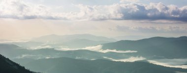 Bahar mevsiminde gün doğumunda dağ silueti