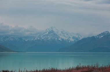 Yeni Zelanda 'daki görkemli Aoraki Cook Dağı manzarası. Güzel doğal manzaralar..