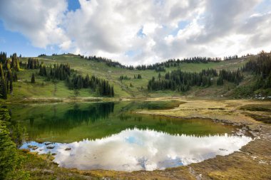 Dağlarda yeşil yaz gölü