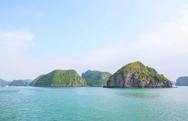 Gyönyörű Természetes Sziklák Long Bay Tonkin Öböl Dél Kínai Tenger — Stock Fotó