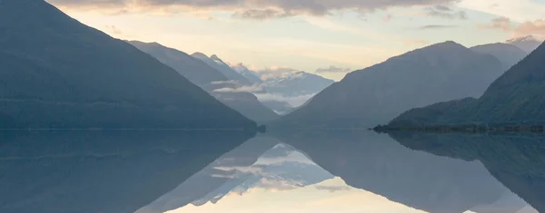 Rustige Scène Bij Het Bergmeer Canada Bij Zonsondergang — Stockfoto