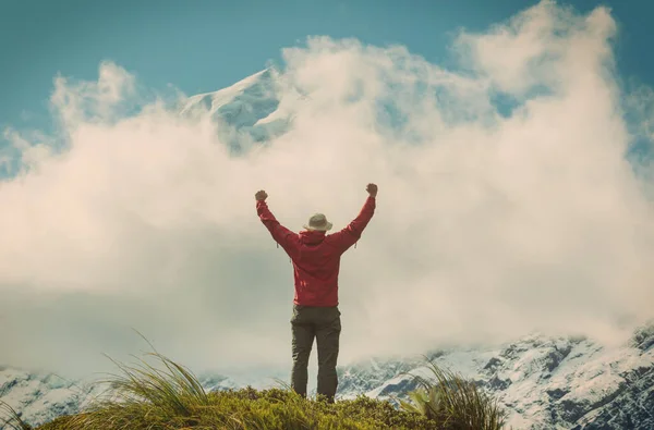 Homem Caminhando Rota Trilha Caminhada Com Mount Cook National Park — Fotografia de Stock