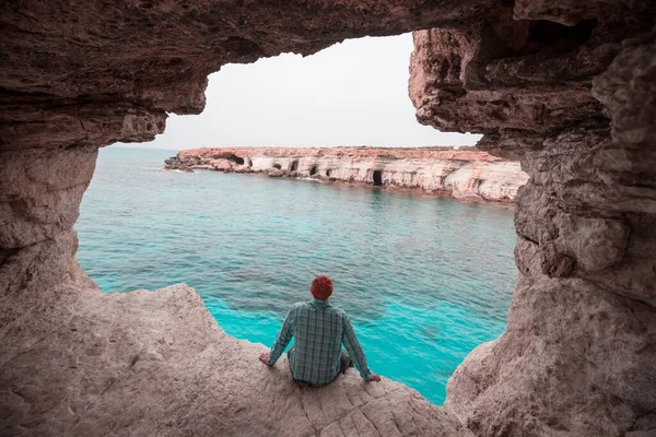 Turysta Pięknym Brzegu Morza Cyprze — Zdjęcie stockowe