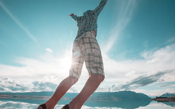 Saltando Homem Acima Montanhas Lago — Fotografia de Stock