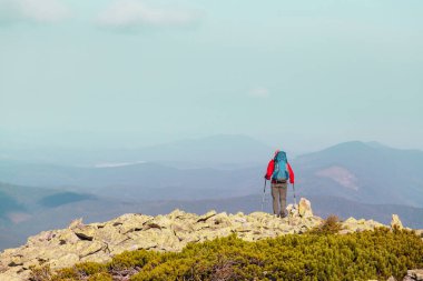 Yüksek dağlarda yürüyüş yapan bir gezgin.