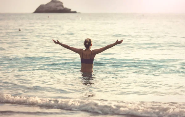 Happy Woman Enjoying Sea Beach — Stok fotoğraf