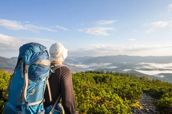 Backpacker Wędrówce Wysokich Górach — Zdjęcie stockowe