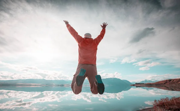 Saltando Hombre Por Encima Las Montañas Lago — Foto de Stock