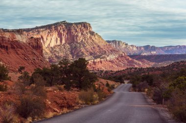 Dağlarda manzaralı bir yol. Seyahat arkaplanı.