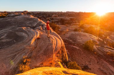 Utah dağlarında yürüyüş. Alışılmadık doğal manzaralarda yürüyüş. Fantastik kumtaşı oluşumları.