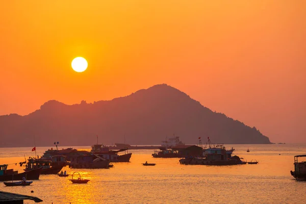 บเขาธรรมชาต สวยงามในอ าวฮาลองท Tonkin ของทะเลจ นใต ยดนาม — ภาพถ่ายสต็อก