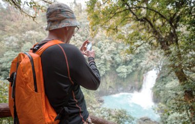 Kosta Rika yağmur ormanlarındaki görkemli şelale. Tropikal yürüyüş.