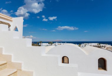 Deniz kıyısındaki beyaz ev.