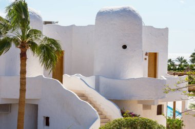 Tropikal tatil beldesinde rahatlama yeri aç