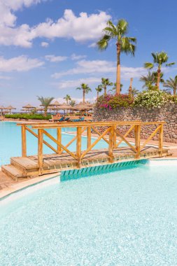 Adam Afrika kampında yüzme havuzuna atlıyor.