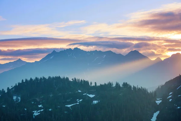 Γραφικό Ηλιοβασίλεμα Στα Βουνά Όμορφο Φυσικό Υπόβαθρο — Φωτογραφία Αρχείου