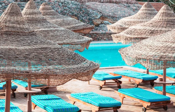 Ombrelloni Bordo Piscina Concetto Vacanza — Foto Stock