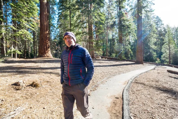 Homem Caminhando Baía Trilha Floresta Natureza Lazer Caminhada Viajar Livre — Fotografia de Stock