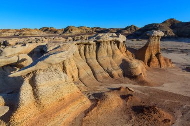 Bisti çorak arazilerindeki alışılmadık çöl manzaraları, De-na-zin vahşi doğa alanı, New Mexico, ABD