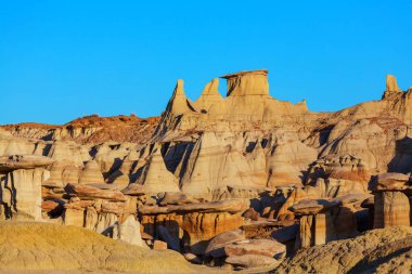 Bisti çorak arazilerindeki alışılmadık çöl manzaraları, De-na-zin vahşi doğa alanı, New Mexico, ABD
