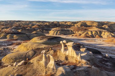 Bisti çorak arazilerindeki alışılmadık çöl manzaraları, De-na-zin vahşi doğa alanı, New Mexico, ABD