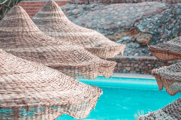 Sonnenschirme Pool Urlaubskonzept — Stockfoto