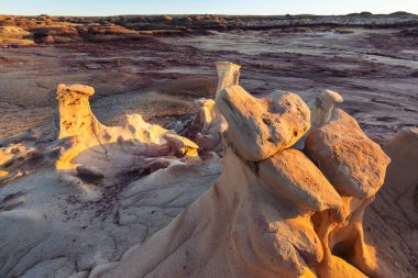 Bisti çorak arazilerindeki alışılmadık çöl manzaraları, De-na-zin vahşi doğa alanı, New Mexico, ABD