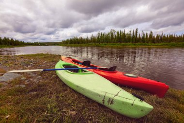 Yaz mevsiminde nehirde kano yaparken