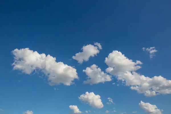 Fondo Soleado Cielo Azul Con Nubes Blancas Fondo Natural —  Fotos de Stock