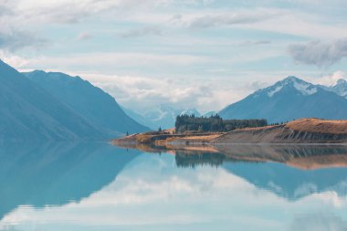 Yeni Zelanda 'daki inanılmaz doğal manzaralar. Dağlar göl.