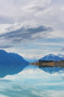 Yeni Zelanda 'daki inanılmaz doğal manzaralar. Dağlar göl.