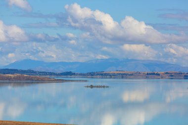 Yeni Zelanda 'daki inanılmaz doğal manzaralar. Dağlar göl.