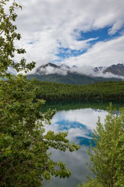 Dağlarda yeşil yaz gölü