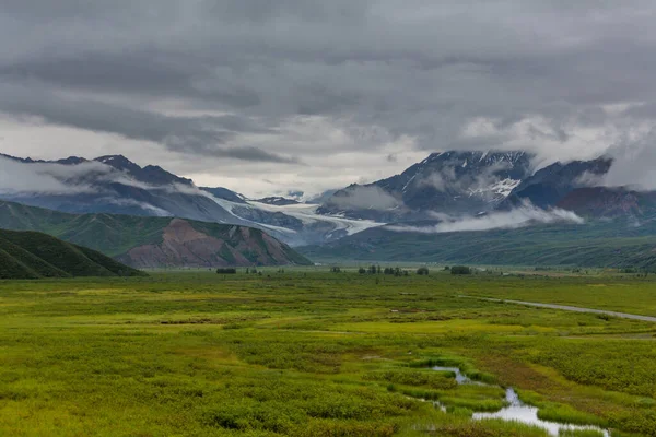 Montagne Pittoresche Dell Alaska Estate Massiccio Innevato Ghiacciai Cime Rocciose — Foto Stock