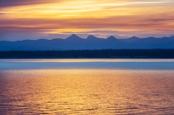 Йеллоустонское Озеро — стоковое фото