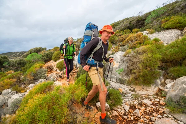 Gruppe Von Backpackern Wandern Den Bergen Outdoor Active Lifestyle Reisen — Stockfoto