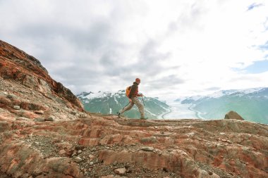 Kanada dağlarında yürüyüş yapan adam. Yürüyüş, Kuzey Amerika 'da popüler bir eğlence aktivitesidir. Bir sürü pitoresk yol var..