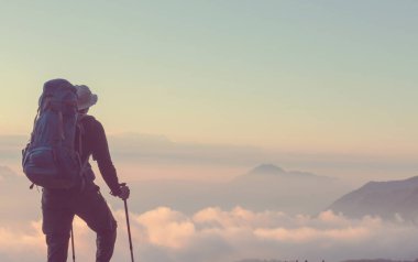 Yaz dağlarında yürüyüş yapan bir adam. Güzel doğal manzaralar..