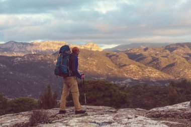 Türkiye dağlarındaki güzel doğa manzaraları. Lycian tarzı yürüyüşçüler arasında meşhurdur..