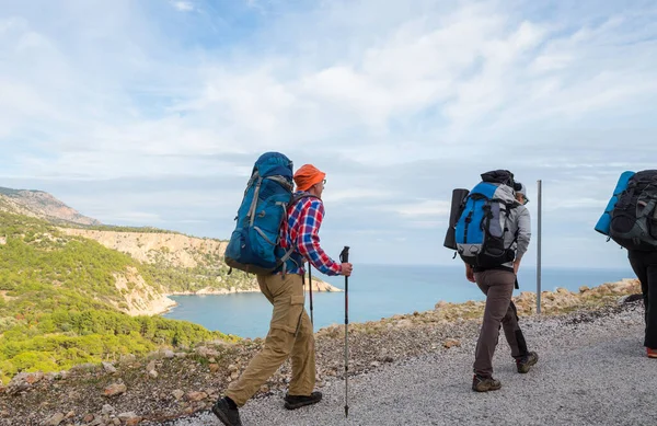 Gruppe Von Backpackern Wandern Den Bergen Outdoor Active Lifestyle Reisen — Stockfoto