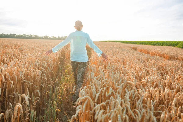 Een Meisje Loopt Door Een Veld Van Tarwe — Stockfoto