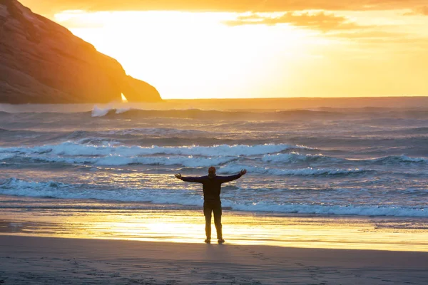 Uomo Braccia Tese Dall Oceano Tramonto — Foto Stock