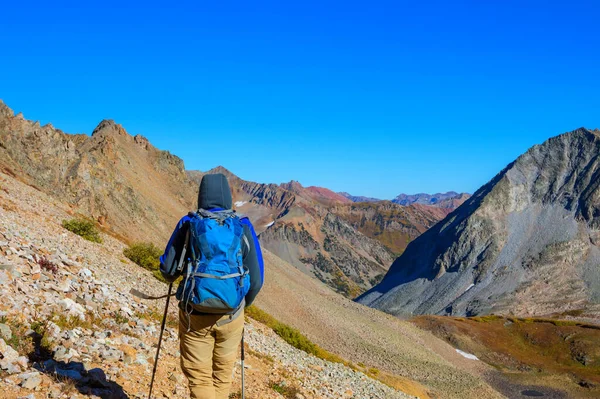 Homem Uma Caminhada Nas Montanhas Verão Lindas Paisagens Naturais — Fotografia de Stock