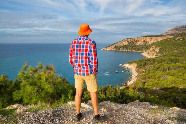 Uomo Ammirando Vista Sul Mare Sulla Costa Turca Viaggio Avventura — Foto Stock