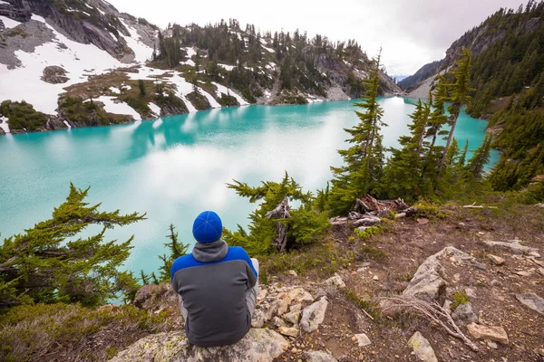 Lago Serenidade Nas Montanhas Temporada Verão Lindas Paisagens Naturais — Fotografia de Stock