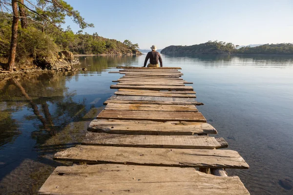 Homem Está Descansando Vontade Junto Lago Calmo Relaxamento Férias — Fotografia de Stock