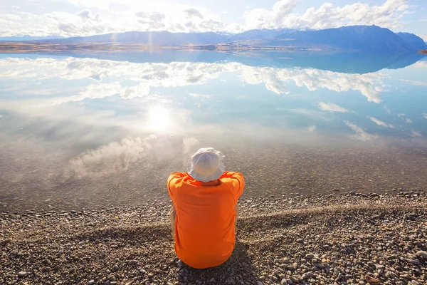 Mężczyzna Odpoczywa Nad Spokojnym Jeziorem Urlop Wypoczynkowy — Zdjęcie stockowe