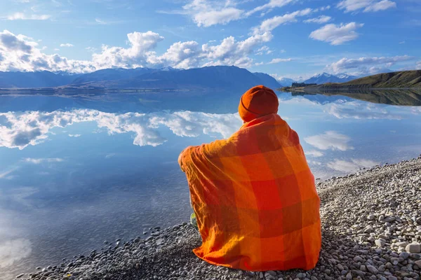 Uomo Riposa Suo Agio Vicino Lago Calmo Vacanza Relax — Foto Stock