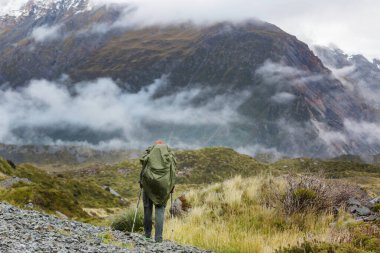 Yeni Zelanda, Güney Adası, Cook Dağı yakınlarındaki güzel dağlarda yürüyüşçü.