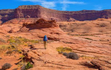 Utah dağlarında yürüyüş. Alışılmadık doğal manzaralarda yürüyüş. Fantastik kumtaşı oluşumları.